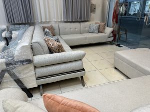 حرف L مقاس ٣×٣ ب ١٨٠٠ ريال